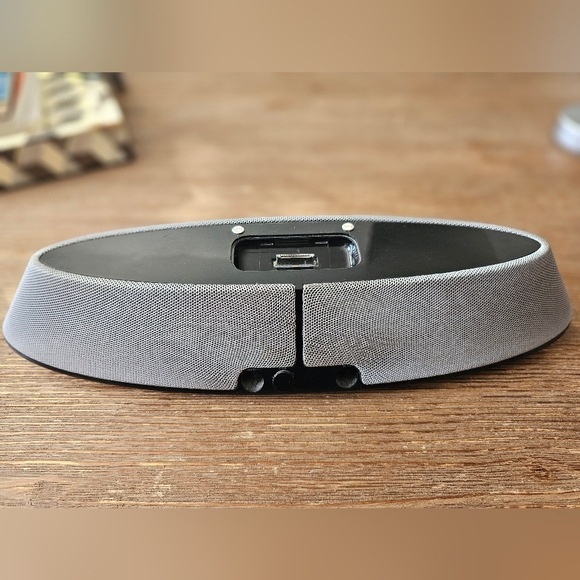 JBL On Stage 200iD High Performance Speaker Dock w/ Aux - Picture 3 of 5